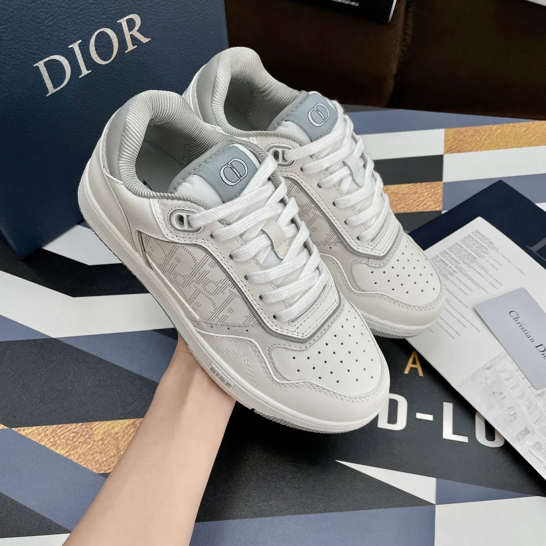 👟👟Ex-factory price 480👟👟 .(3D printing +20) Dior Dior🔥Counter genuine 1-1 top version (you can compare with the original version) The top version is made not blown out👍 👫Contrast color positioning and splicing design! Fashionable and casual personality! Look like a goddess on your feet! Simple line design, three-dimensional cutting, super invincible style, looks good no matter how you match it, super popular elements and colors, the whole set is youthful and beautiful, relaxed and eye-catching in the crowd, casual, comfortable, fashionable and versatile, a high-quality casual suit without a sense of age ✅Fabric: imported first-layer cowhide + high-tech laser technology ✅Inner: imported transparent silk fabric ✅Foots: original molded feet ✅Outsole: original molded 1:1 two-color TPU outsole ✅Method: Original 1:1 full set of lasts ✅Female size: 35～40 ✅Male size: 38～45